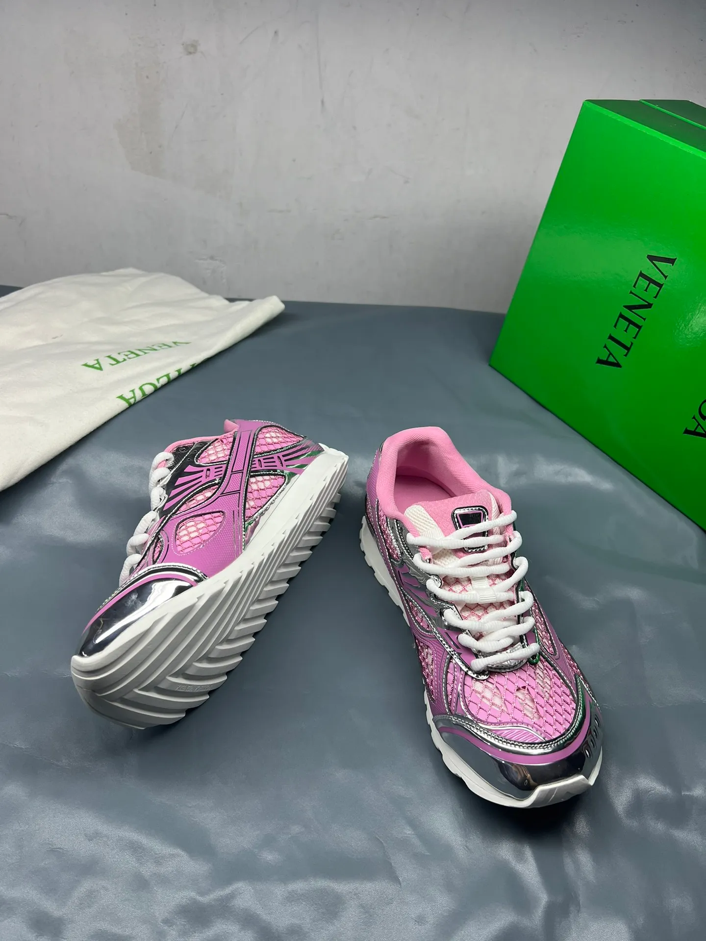 👟👟Ex-factory price 600👟👟 Men's size +10 Real photos 🔥🔥BV Orbit sneakers Wang Yibo's same style couple's dad shoes Runner sneakers, made of lightweight technical mesh fabric. Matched with geometric pattern designed rubber outsole, Wang Zha series high version. Look for the package technology. It is actually a lot taller, but the legs are still slim. Very nice, playable and durable. Matched to the standard💯 Package shoe technology. Look for the high version. The outsole is made of color-blocked TPU outsole. Women's model 35 36 37 38 39 40 41 42 (40 41 42 43 44 45 customized) (Customer logo can be accepted without refund or exchange at a favorable price) Equipped with original packaging